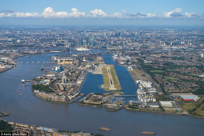 Trong hành trình đáp xuống sân bay thành phố London, máy bay sẽ đi qua cầu Tháp và tòa nhà quốc hội Anh.