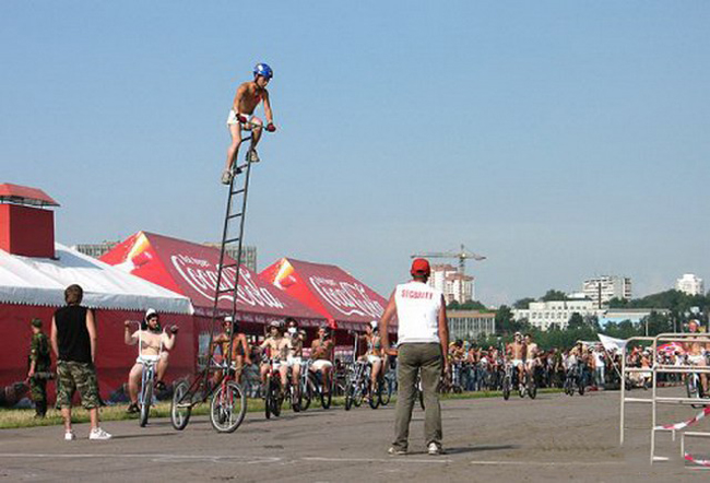 Tránh ra cho anh thể hiện xem nào.