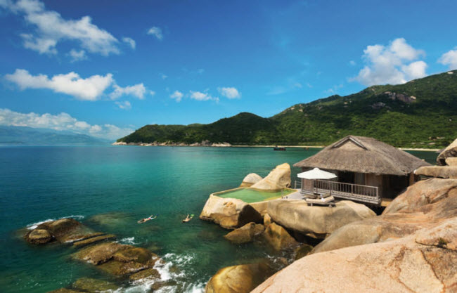 Nằm tại một trong những vịnh đẹp nhất Nha Trang, khu nghỉ dưỡng Six Senses Ninh Vân có một mặt hướng ra biển và mặt còn lại giáp với rừng nguyên sinh. Tại đây, du khách có thể tận hưởng dịch vụ hàng đầu thế giới và chiêm ngưỡng cảnh đẹp không thể mua được bằng tiền.