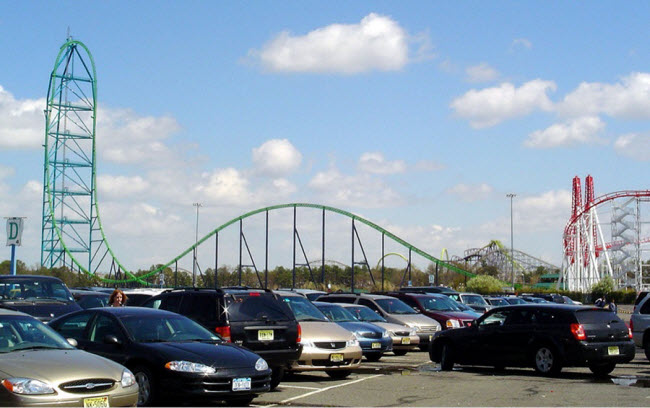 Nằm trong công viên khám phá Six Flags Great ở thành phố Jackson của Mỹ, Kingda Ka là hệ thống tàu lượn siêu tốc cao nhất thế giới &#40;139m&#41; và đường ray thẳng đứng dài nhất thế giới &#40;127m&#41;. Du khách có thể trải nghiệm cảm giác rơi tự do với tốc độ 206 km/giờ trong vòng 3,5 giây. Đây cũng là tàu lượn có tốc độ nhanh thứ hai thế giới.