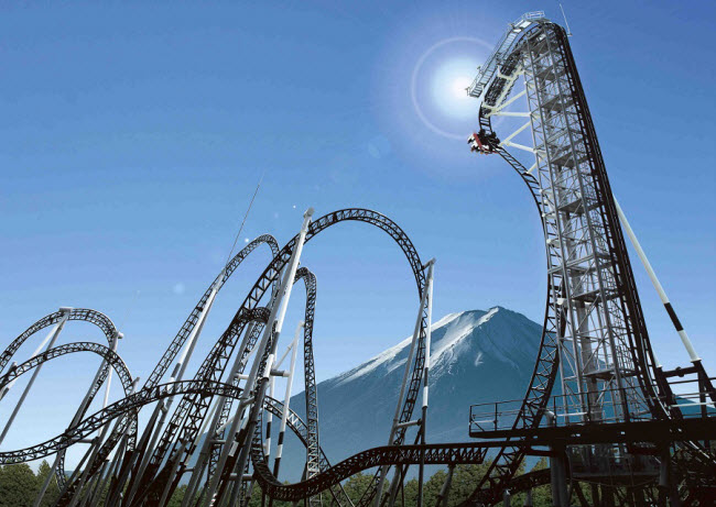 Tàu lượn siêu tốc Takabisha trong công viên Fuji-Q Highland ở Fujiyoshida, Nhật Bản, được thiết kế với đường trượt thẳng đứng có góc 121 độ giúp cho du khách có cảm giác như đang bay trong không gian.