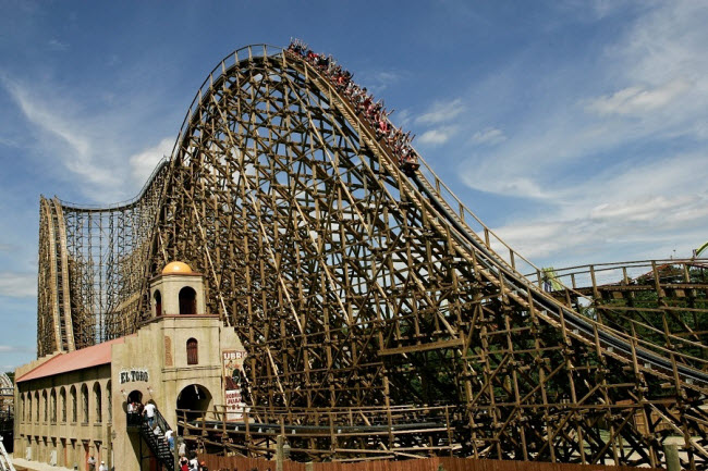 Nằm trong công viên Six Flags ở bang New Jersey, Mỹ, El Toro là hệ thống tàu lượn siêu tốc bằng gỗ nhanh nhất thế giới với vận tốc 112 km/giờ. Đây cũng là một trong những tàu lượn siêu tốc độc đáo nhất thế giới.