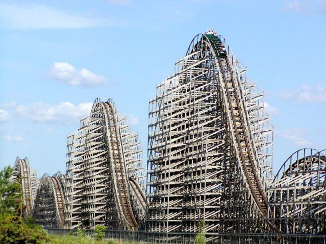 Công viên Khám phá ở bang Michigan của Mỹ đang sở hữu tàu lượn Shivering Timbers, được làm từ gỗ dài thứ 6 trên giới. Hệ thống đường&nbsp;ray được thiết kế với nhiều đoạn dốc thẳng đứng.