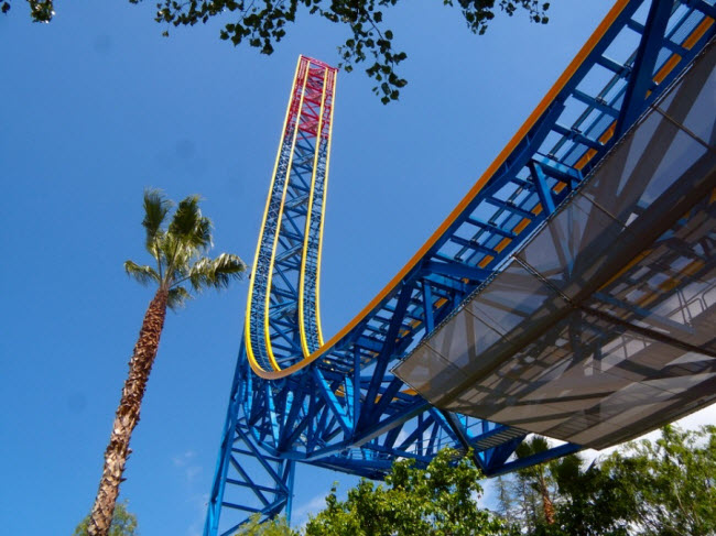 Hệ thống tàu lượn siêu tốc Superman Escape trong công viên Six Flags ở bang California của Mỹ &nbsp;gây ấn tượng với đường ray đồ sộ dài 457m.