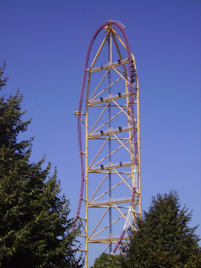 Tàu lượn siêu tốc Top Thrill Dragster trong công viên giải trí Cedar Point ở bang Ohio, Mỹ, giúp du khách có cảm giác được bắn lên một quả đồi cao trước khi lao xuống với tốc độ chóng mặt.