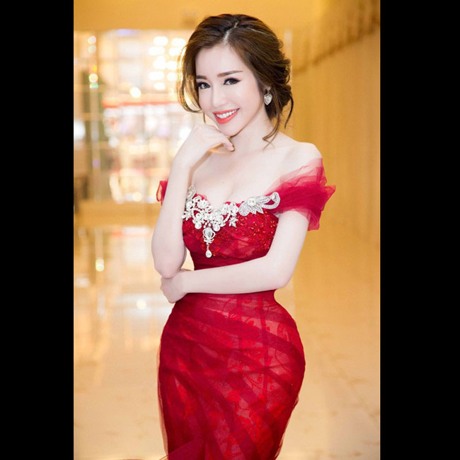 Elly Trần là hot girl tiên phong cho phong cách gợi cảm, sexy. Cô&nbsp;được mệnh danh là &#34;hot girl ngực khủng&#34;.&nbsp;