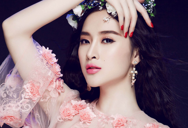 Bước vào showbiz, Angela Phương Trinh&nbsp;đã làm nhiều cách&nbsp;để&nbsp;nhận được sự quan tâm của dư luận.&nbsp;