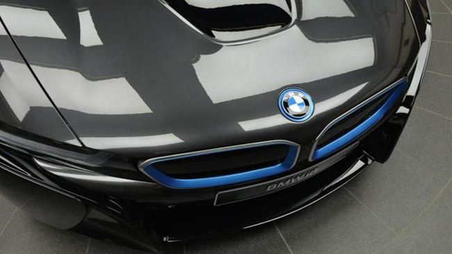 Phiên bản BMW i8 hiện tại có thể đạt tốc độ 100km/h sau 4,4 giây và tốc độ tối đa là 250km/h.