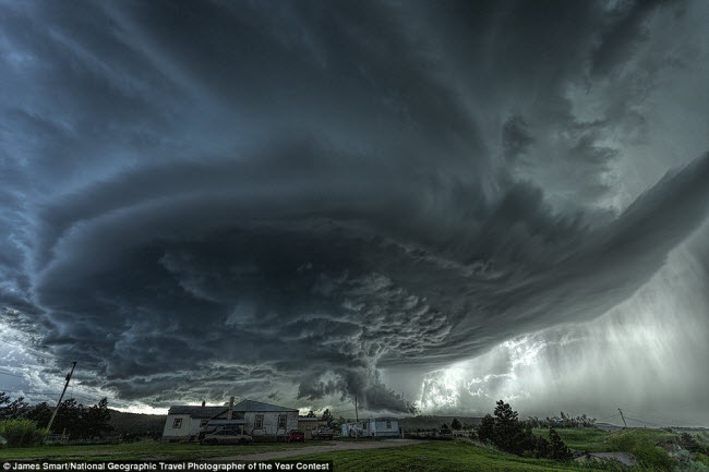 Một cơn bão supercell đáng sợ hình thành trên bầu trời thị trấn Blackhawk, bang South Dakota, Mỹ. Đây là một hiện tượng bão hiếm gặp, với những đám mây xoay liên tục kèm theo mưa đá, gió lớn và sét.