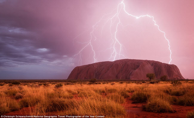 Những tia sét chùm đánh trúng cấu trúc đá Uluru khi giông bão quét qua khu vực Yulara, Northern Territory, Australia.