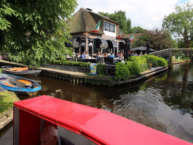 Khi tới ngôi làng Giethoorn, du khách có thể khám phá một số nhà hàng và quán cà phê nằm cạnh dòng kênh.