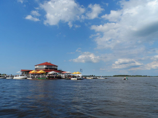 Smit’s Paviljoen, một trong những nhà hàng nổi tiếng nhất tại làng Giethoorn, bắt đầu hoạt động từ năm 1935 với không gian thoáng đãng nhìn ra hồ Bovenwijde.