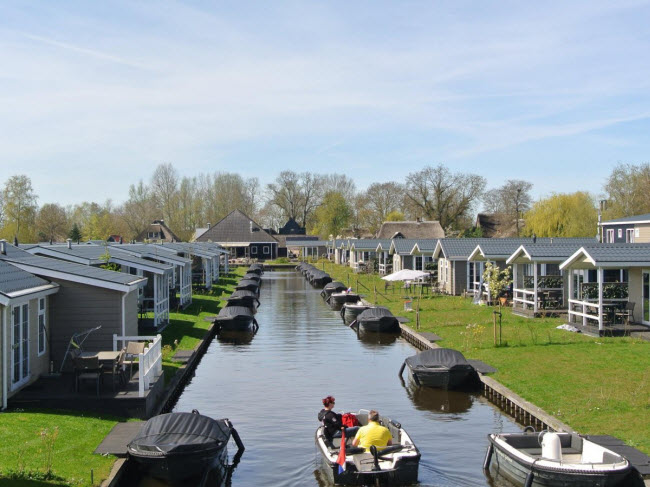 Du khách có&nbsp;nhiều lựa chọn để ngủ qua đêm tại ngôi làng Giethoorn, như cắm trại, ở trên tàu hay các khách sạn cạnh dòng kênh hay hồ Bovenwijde.