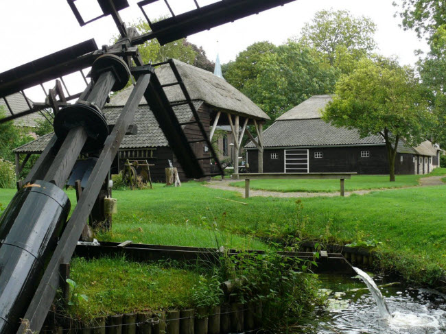 Một trong những điểm tham quan hấp dẫn của ngôi làng là bảo tàng Museumboerderij &#39;t Olde Maat Uus. Tại đây, du khách có thể tìm hiểu cuộc sống và phương thức canh tác của người dân cách đây nhiều thế kỷ.