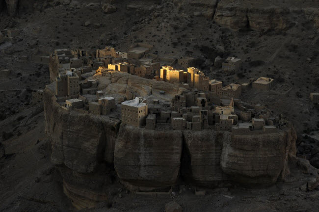 Ngôi làng giống như pháo đài trên vách đá tại thành phố Wadi Dohan, Yemen.