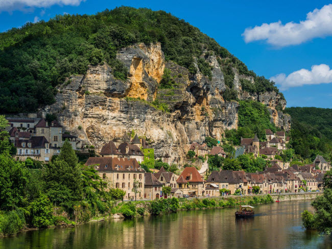 La Roque-Gageac là ngôi làng nhỏ được xây dựng trên vách núi dọc sông Dordogne ở miền nam nước Pháp. Du khách có thể chèo thuyền dọc dòng sông để ngắm cảnh hay tham gia hoạt động leo núi khi tới đây.