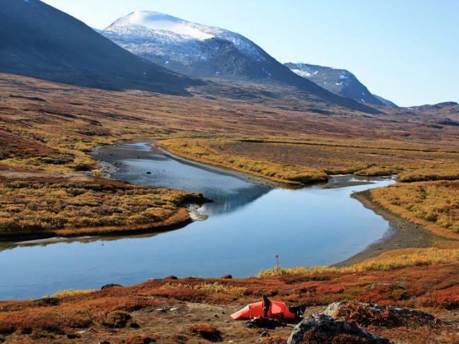 Lối mòn Kungsleden ở miền bắc Thụy Điển có chiều dài 440 km là nơi không thể bỏ qua đối với những người mê đi bộ. Con đường này chạy qua 4 vườn quốc gia và khu bảo tồn thiên nhiên giúp du khách có thể chiêm ngưỡng rừng nguyên sinh, dòng sông băng và nhiều dãy núi đẹp.