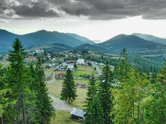 Bị chia cắt giữa Romania và Ukraine, vùng Bucovina nổi tiếng với những nhà thờ và các tu viện cổ kính. Tới đây, du khách cũng có cơ hội chiêm ngưỡng phong cảnh đồng quê đặc trưng ở vùng Đông Âu.