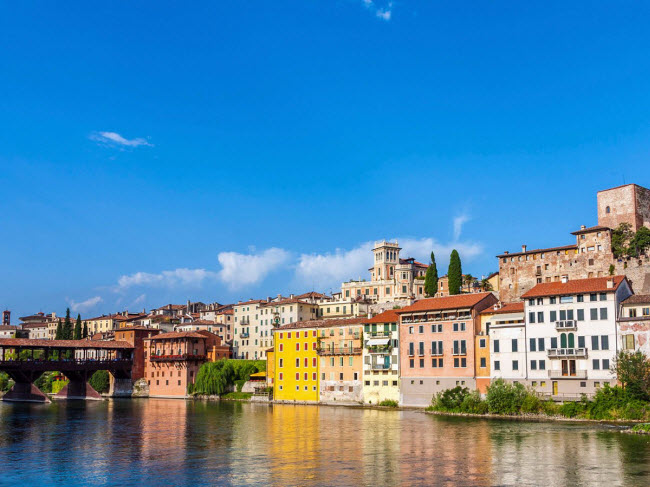 Thị trấn Bassano del Grappa ở Italia được nhiều du khách biết đến nhờ những quảng trường đẹp với quán cà phê và cửa hàng vây quanh.