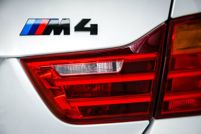 Mẫu xế mới được trang bị các thành phần mang hiệu suất BMW M và có một phần phân tách trên cản trước và cánh lướt gió phía sau.