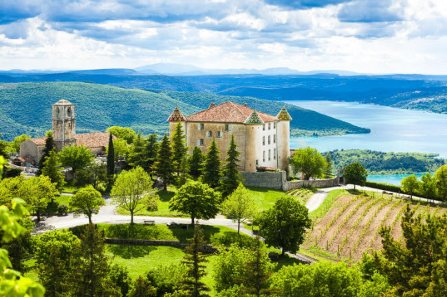 Tới vùng Provence vào mùa hè, du khách có cơ hội chiêm ngưỡng hoa oải hương nở rộ, nho vào vụ chín và trải nghiệm cuộc sống tại những ngôi làng nhỏ đặc trưng của vùng quê ở Pháp.