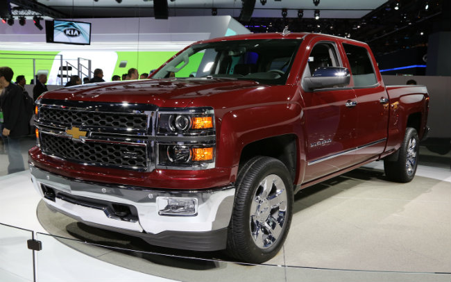 Chevrolet Silverado 1500 được thiết kế theo phong cách tối tân nhất và có bề ngoài hấp dẫn cùng với động cơ mạnh mẽ. Xe có giá 26.170 USD thuộc loại xe bán tải rẻ nhất hiện nay. Trong khi động cơ EcoTec3 V-6, dung tích 4.3L, sản sinh công suất 285 mã lực đủ để xe chạy băng băng dù mang theo nhiều đồ nặng. Cùng với đó là hộp số tự động 6 cấp, các túi khí an toàn, vành bánh xe cỡ 17-inch, hệ thống chống bó cứng phanh, theo dõi hành trình giúp xe trở nên hiện đại hơn.