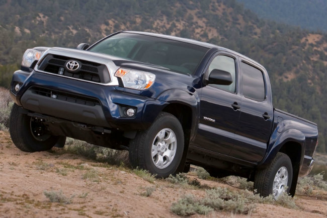 Toyota Tacoma giá cực hấp dẫn 20.965 USD nhưng vẫn đảm bảo được các tiêu chuẩn. Xe trang bị động cơ I-4, dung tích 2.7L, công suất 159 mã lực, cùng hộp số sàn 5 cấp, vành bánh xe cỡ 15-inch, các túi khí, chống bó cứng phanh.