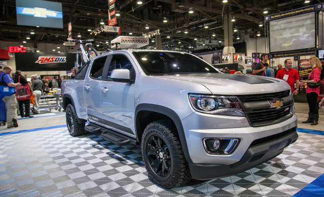 Chevrolet Colorado trang bị động cơ I-4, dung tích 2.5L, sản sinh công suất 200 mã lực, hệ thống chống bó cứng phanh trên 4 bánh, hộp số sàn 6 cấp cùng các túi khí an toàn bảo vệ đầu cùng nhiều tính năng cơ bản khác như điều hòa nhiệt độ, ổn định điện tử và theo dõi hành trình. Đặc biệt xe có giá siêu rẻ chỉ 20.120 USD.