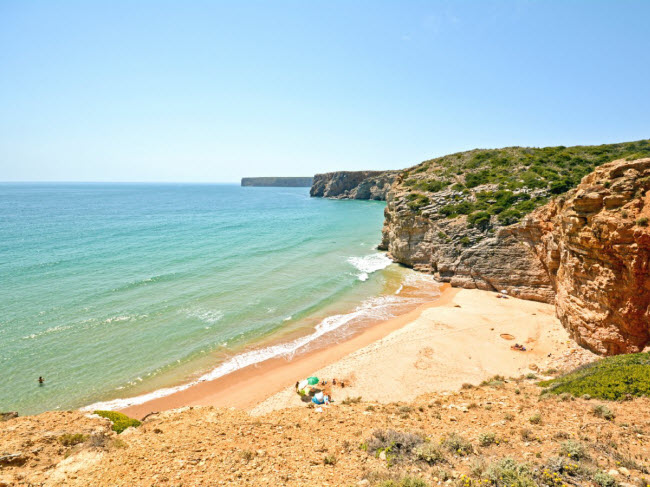 Nằm giữa các vách đá gần thị trấn Sagres ở Bồ Đào Nha, bãi biển Praia do Beliche thu hút rất đông du khách ưa thích lướt ván. Khu vực này cũng có một số hang động để bạn khám phá và tránh nắng.