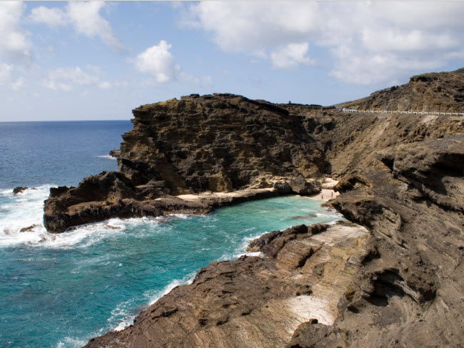 Bãi biển Halona Beach Cove nằm giữa mũi Halona Point Halona Blowhole trên đảo Oahu ở Hawaii. Du khách chỉ có thể tiếp cận bãi biển có biệt danh là “Bất diệt” này bằng cách đi bộ dọc sườn núi từ trên đường chính. Nhưng mọi người cần tránh tắm ở đây lúc có dòng hải lưu&nbsp;mạnh vì nó rất nguy hiểm.