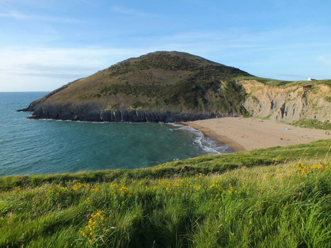 Vịnh Mwnt ở Xứ Wales có một bãi biển nhỏ hoang sơ với rất ít du khách đặt chân tới đây. Bạn có thể đi bộ quanh lối mòn trên đỉnh đồi để chiêm ngưỡng phong cảnh xung quanh.