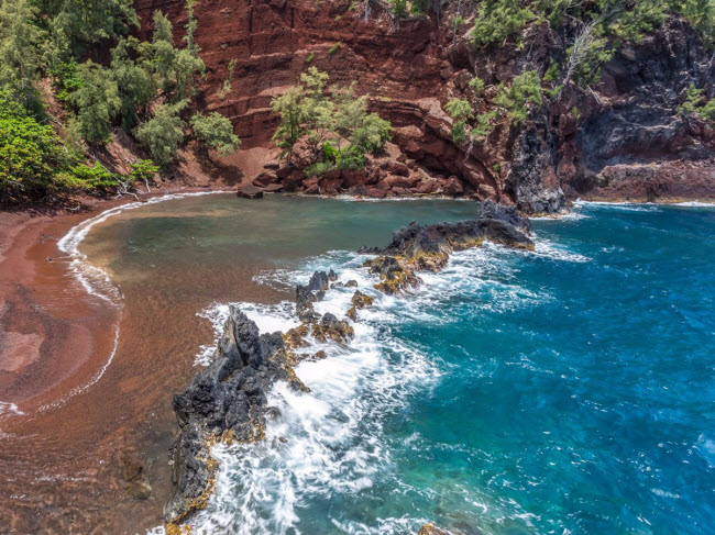 Bãi biển Kaihalulu ở Maui, Hawaii, nổi tiếng với bãi cát đỏ do bột đá núi lửa từ xung quanh chảy xuống. Bãi biển này rất hoang vắng vì rất khó tiếp cận.