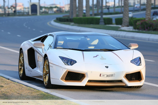 Lamborghini Aventador LP700-4 Roadster National Day Golden Limited Edition được trang bị la-zăng, bộ chia gió trước, viền hốc gió, logo và một số chi tiết khác bằng vàng.