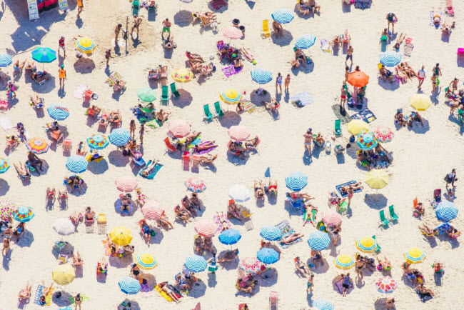 Những chiếc ô rực rỡ&nbsp;sắc màu tại bãi biển Ipanema ở thành phố Rio de Janeiro &#40;Brazil&#41;.