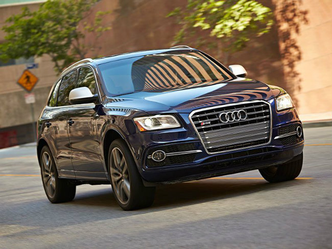 Audi SQ5: Đây là mẫu crossover SUV sang trọng cỡ nhỏ với nội thất rộng rãi và thoải mái, trang bị toàn bằng những vật liệu chất lượng cao. Như hầu hết các xe của Audi, SQ5 mang hệ dẫn động toàn bánh Quatro cung cấp lực kéo chắc chắn cho xe ngay cả trong điều kiện thời tiết khắc nghiệt. SQ5 còn đạt được hiệu suất tốt hơn nhờ hệ thống treo cứng cáp hơn, phanh nâng cấp và một khối động cơ siêu nạp V6 cho công suất đầu ra 354 mã lực. Chiếc xe có khả năng đạt vận tốc đối đa 155 mph &#40;~250 km/h&#41;, tăng tốc từ 0-100 km/h chỉ trong 5 giây. Không chỉ thế SQ5 còn là một trong những mẫu xe đem lại khả năng tiết kiệm nhiên liệu tốt, dù rằng khoang chở đồ của nó còn khá khiêm tốn.