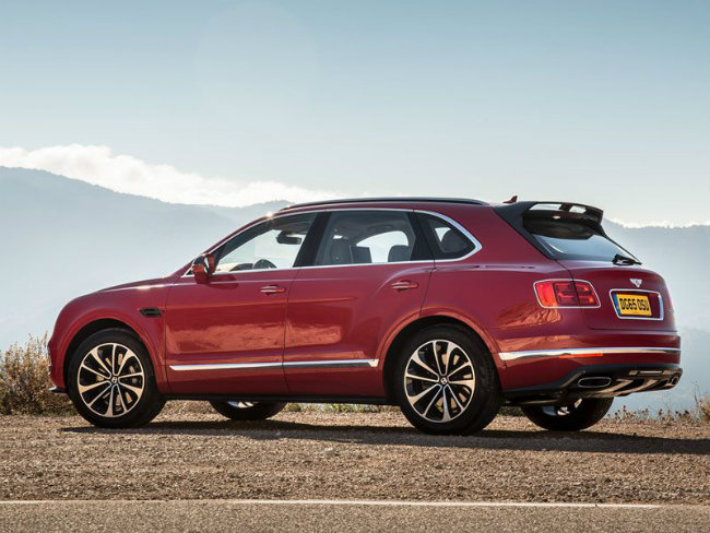 Bentley Bentayga là mẫu SUV siêu sang trên cơ cả SQ5 của Audi. Chiếc xe sử dụng động cơ tăng áp kép W12, công nghệ phun xăng trực tiếp, sản sinh công suất 600 mã lực, tăng tốc từ 0-100 km/h chỉ trong có 4 giây và đạt vận tốc tối đa 187 mph &#40;~300 km/h&#41;. Bentley còn trang bị hệ thống khởi động/tắt động cơ cho phép tiết kiệm nhiên liệu hơn. Hơn nữa thân xe lại có nhiều phần được kết cấu bằng vật liệu nhôm, giúp trọng lượng xe nhẹ hơn. Bên trong xe gồm các vật liệu da tốt nhất và gỗ thật cao cấp.