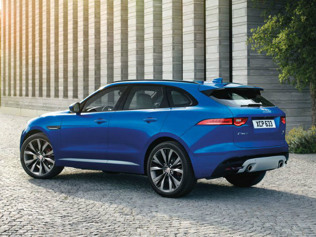 Jaguar F-Pace: Có thể nói F-Pace là mẫu SUV đầu tiên của Jaguar, đem lại sự cạnh tranh mạnh mẽ ngay cả với những đối thủ nặng ký nhất trong phân khúc xe này. Với việc sử dụng rộng rãi vật liệu nhôm trong cấu trúc giúp cho F-Pace nhẹ hơn. Cùng với đó là hệ thống dẫn động toàn bánh và động cơ siêu nạp V6, công suất 380 mã lực tăng khả năng cạnh tranh hơn cho xe. Với sức mạnh này, F-Pace có thể tăng tốc từ 0-100 km/h chỉ trong 5.4 giây và đạt vận tốc cực đại 155 mph &#40;~ 250 km/h&#41;. Là mẫu SUV, F-Pace có không gian nội thất thoáng đãng, khoang đựng đồ lớn và khả năng tải khỏe.