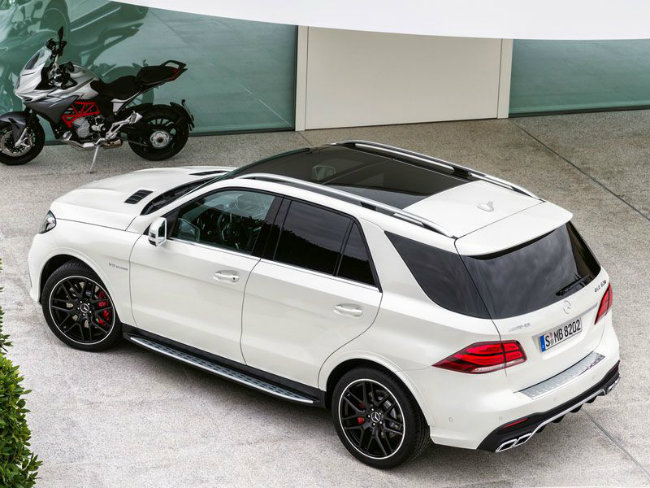 Mercedes-AMG GLS 63 là một mẫu SUV với đầy đủ kích thước của nó và có rất nhiều tùy chọn động cơ, trong đó phiên bản GLS 63 AMG được trang bị loại động cơ tăng áp kép V8, sản sinh công suất đến 577 mã lực. Dĩ nhiên khả năng tiết kiệm nhiên liệu của phiên bản hiệu suất cao này không lớn nhưng bạn hãy tưởng tượng rằng mẫu SUV cỡ lớn nặng gần 3 tấn này có thể bứt tốc từ 0-100 km/h chỉ trong có 4.5 giây và còn đạt vận tốc cực đại tới 168 mph &#40;~270 km/h&#41;. Không chỉ nhanh, xe còn có khả năng cua góc tốt nhờ hệt hống treo thể thao cao cấp cùng các lò xo khí AIRMATIC và hệ thống ổn định chống lật chủ động. Tốc độ và sức mạnh, xe còn làm thỏa mãn khách hàng bởi cấu hình 3 hàng ghế, loạt tính năng và thiết bị điện tử cũng như khả năng tải vô cùng lớn.