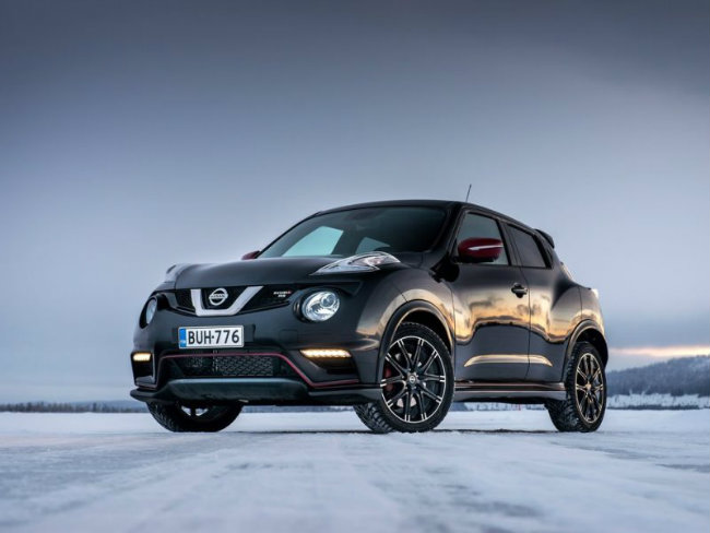 Nissan Juke: mẫu xế SUV cỡ nhỏ này lại nổi bật với phong cách độc đáo, hệ dẫn động bánh trước và động cơ có sức mạnh 215 mã lực với hộp số sàn 6 cấp. Nếu chuyển sang tùy chọn hệ dẫn động toàn bánh thì đi kèm với đó sẽ là hộp số vô cấp. Với lợi thế là xế nhỏ nên Juke có khả năng tiết kiệm nhiên liệu tốt hơn các đối thủ khác.