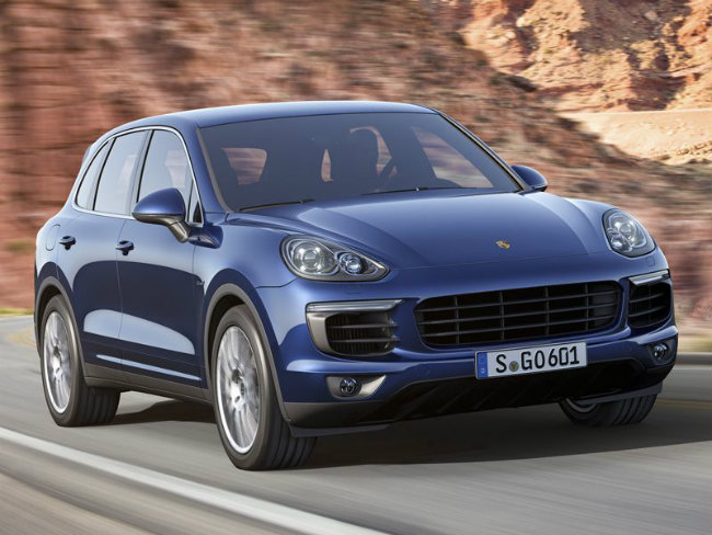 Porsche Cayenne có lẽ là mẫu SUV “nóng sốt” nhất trong số các xe thuộc danh sách này. Xe có trang bị động cơ tùy chọn loại V6 hoặc V8. Trong đó loại động cơ mạnh nhất có thể cho công suất đầu ra tới 570 mã lực và giúp Cayenne tăng tốc từ 0-100 km/h chỉ trong 4 giây, đạt vận tốc cực đại tới 173 mph &#40;~278 km/h&#41;. Để kiểm soát được tốc độ, Cayenne trang bị hệ thống phanh véc-tơ, khóa vi sai kiểm soát điện tử, hệ thống treo chủ động và các thanh chống lật. Kết quả chiếc SUV có thể đem tới cho các lái xe trải nghiệm lái đậm chất thể thao. Trong khi đó nội thất xe rất đắt tiền và sang trọng.