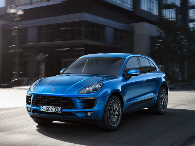 Tiếp theo danh sách là mẫu xế Porsche Macan. Đây là loại SUV cỡ nhỏ nhưng lại nhìn có vẻ to chẳng kém gì người đàn anh Cayenne. Macan tuy nhỏ nhưng chẳng hề nhẹ mà nặng tới hơn 2 tấn. Động cơ của xe thuộc loại tăng áp, kết cấu 4 xy-lanh, và còn có tùy chọn động cơ tăng áp V6, sản sinh công suất ở ngưỡng 400 mã lực. Với sức mạnh này Macan có thể đạt vận tốc cực đại 164 mph &#40;~264 km/h&#41; và tăng tốc từ 0-100 km/h trong 4,5 giây.