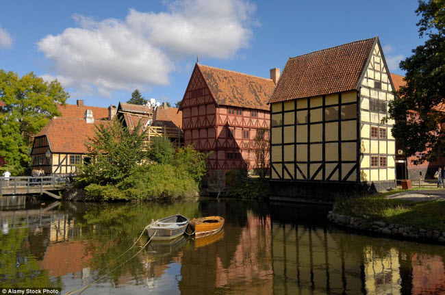 Nằm ở bờ biển phía Đông trên bán đảo Jutland &#40;Đan Mạch&#41;, thành phố Aarhus có kiến trúc hài hòa, kết hợp giữa phong cách cổ kính và hiện đại. Nơi đây nổi tiếng với nhiều bảo tàng, nhà hàng và khu phố Latin độc đáo.