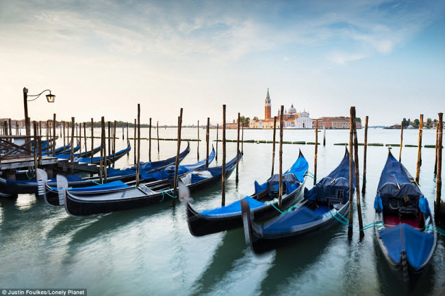 Thành phố Venice &#40;Italia&#41; nổi tiếng với hệ thống kênh rạch dày đặc, cung điện đá hoa cương, quảng trường, triển lãm nghệ thuật và lịch sự lâu đời.