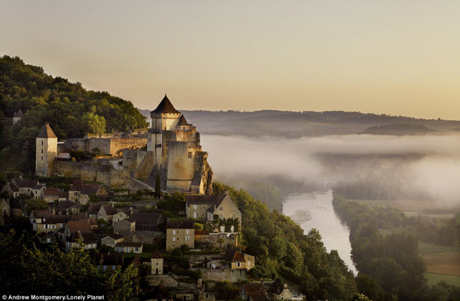 Lâu đài Château de Castelnaud được xây dựng từ thế kỷ 13 đến thế kỷ 17, là một trong những điểm du lịch hấp dẫn nhất tại vùng Dordogne &#40;Pháp&#41;.