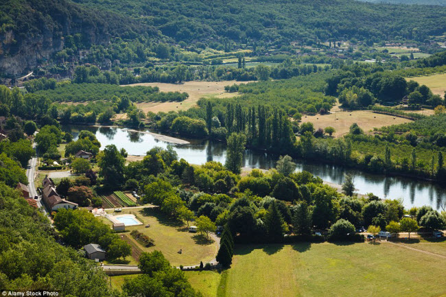 Bên cạnh những lâu đài, nhà thờ và pháo đài cổ, vùng Dordogne còn&nbsp;có phong cảnh đồng quê đẹp mê hồn.