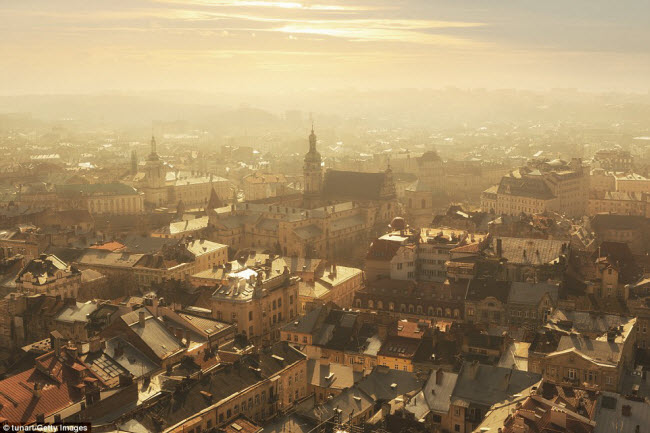 Thành phố Lviv ở Ukraine nổi tiếng với những đường phố lát đá cuội cổ kính, quán cà phê yên tĩnh và tàu điện.