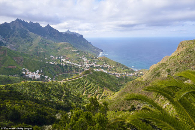 Từ đỉnh núi Anaga trên đảo Tenerife, du khách có thể chiêm ngưỡng không gian rộng lớn và những làng chài nhỏ ven bờ biển.