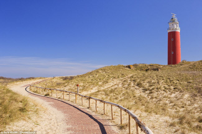 Với bãi biển dài gần&nbsp;30km, thành phố Texel &#40;Hà Lan&#41;&nbsp;là thiên đường dành cho những du khách yêu thích không khí biển. Bạn cũng có thể&nbsp;leo 153 bậc lên đỉnh ngọn hải đăng màu đỏ để ngắm cảnh thành phố.