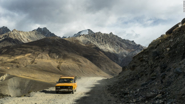 Tuyến đường Pamir có chiều dài 2.038 km, chạy qua sa mạc ở các quốc gia vùng Trung Á như Kyrgyzstan, Tajikistan và Afghanistan. Cung đường&nbsp;gồ ghề với sỏi và bụi đất tại vùng hành lang Wakhan, Afghanistan &#40;ảnh&#41;.