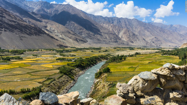 Phong cảnh tuyệt&nbsp;đẹp dọc con&nbsp;sông Panj, phân tách biên giới giữa Afghanistan &#40;trái&#41; và Tajikistan &#40;phải&#41;.